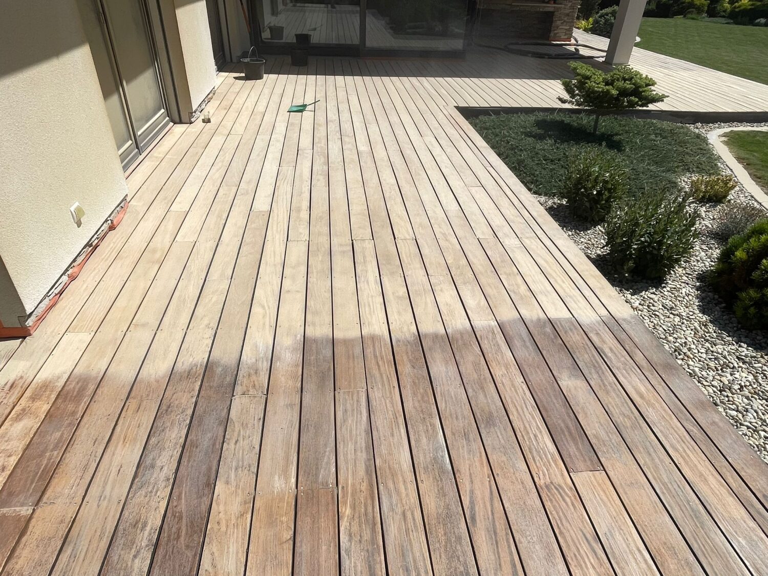 Pieskovanie drevenej terasy